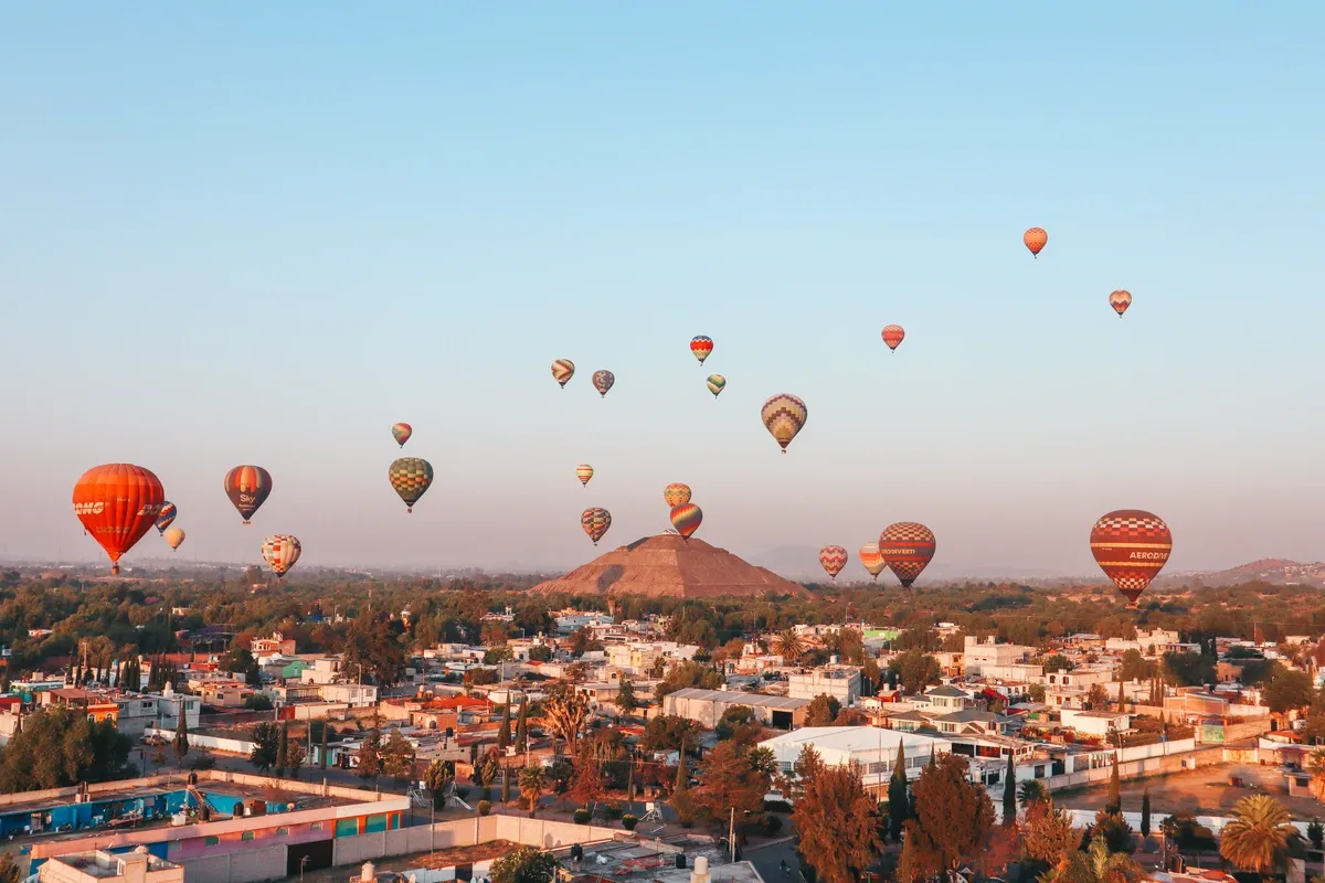Heißluftballons steigen am Morgen zur Teotihuacan-Tour auf die alten Steinpyramiden zu